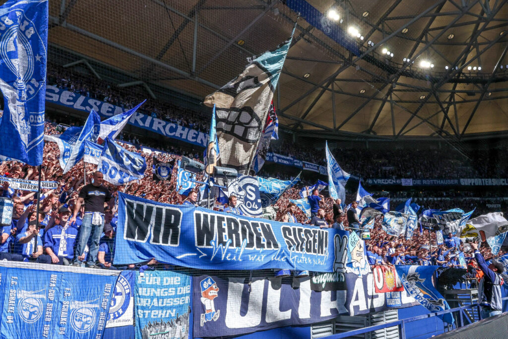 Schalke-Trainer Miron Muslic zur Niederlage beim FC Nürnberg FC Schalke Fans im Stadion
